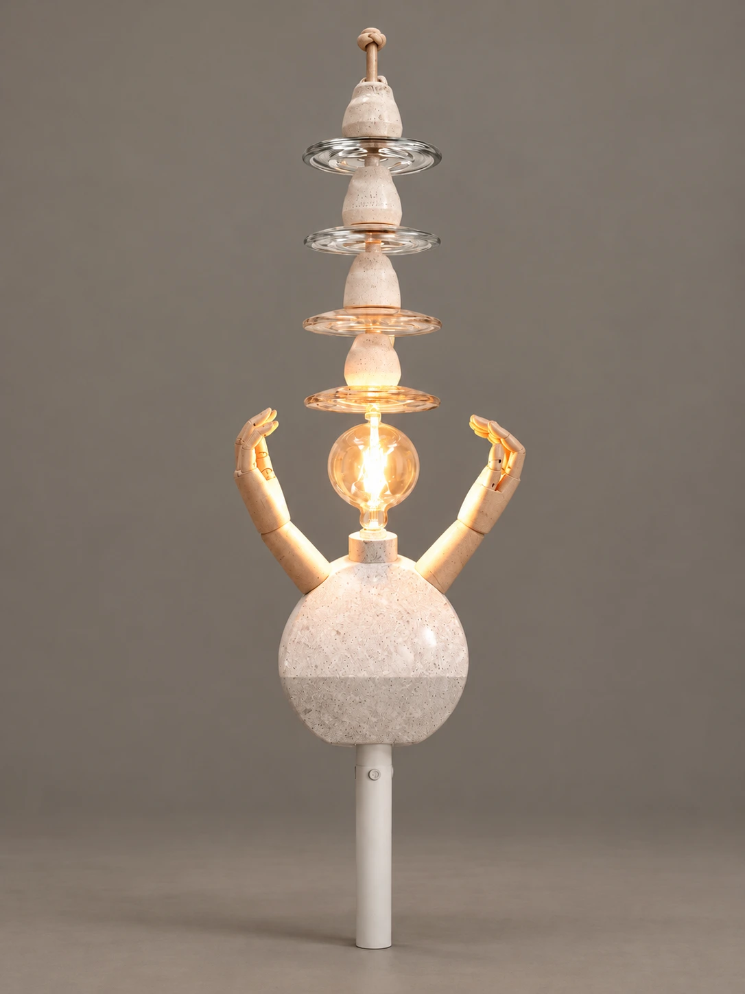 Braccia aperte, lampada scultorea luminosa di Giovanni Cancellaro, su fondo tortora neutro
