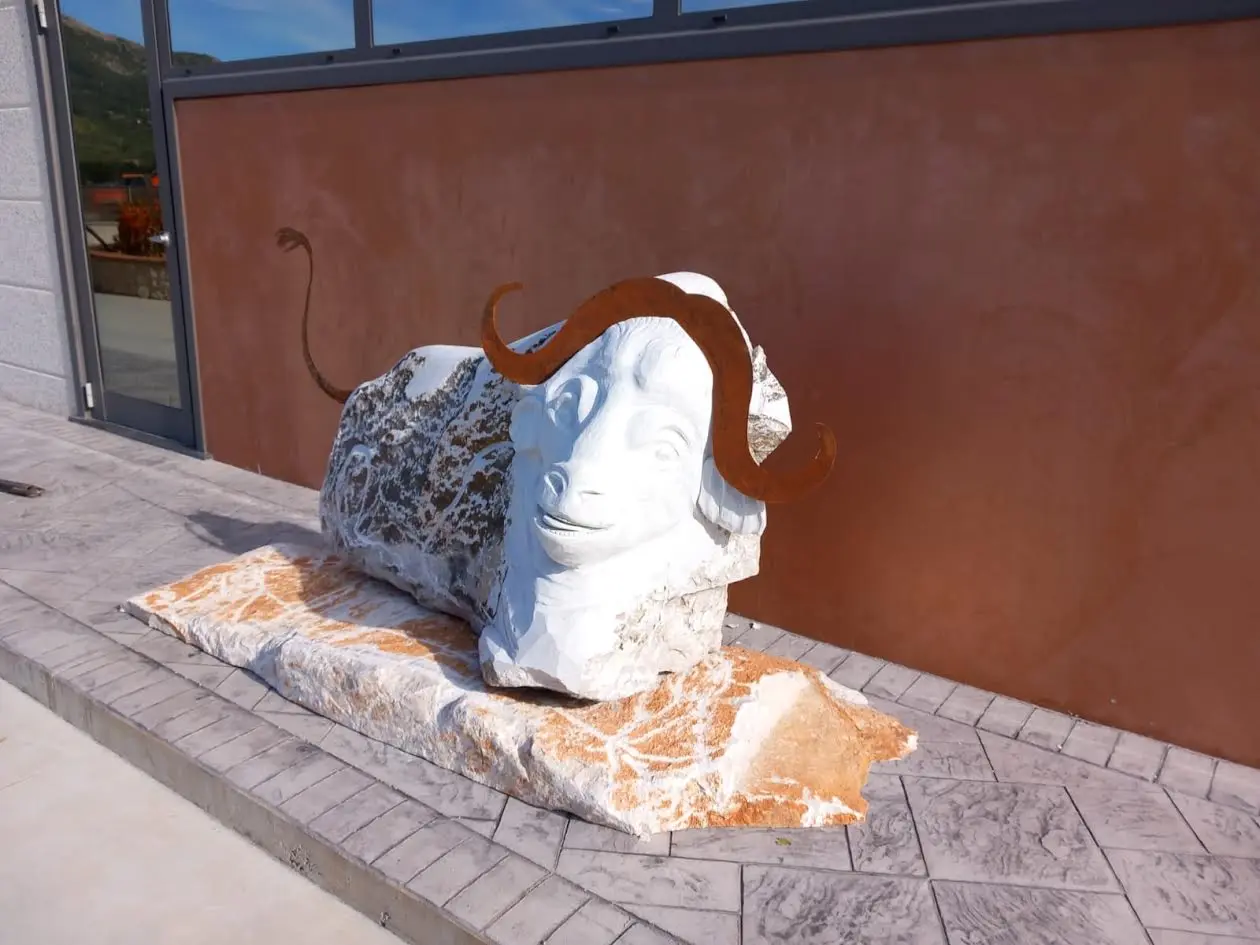 La Bufala, opera scultorea di Giovanni Cancellaro realizzata per Diano Casearia a Sassano