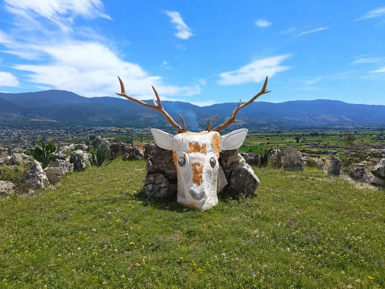 Capriolo, scultura in pietra di Giovanni Cancellaro inserita nel paesaggio del Vallo di Diano