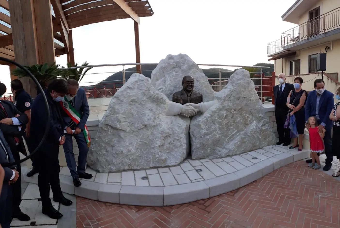 Monumento ad Antonio Valiante e pavimentazione della piazza a Cuccaro Vetere
