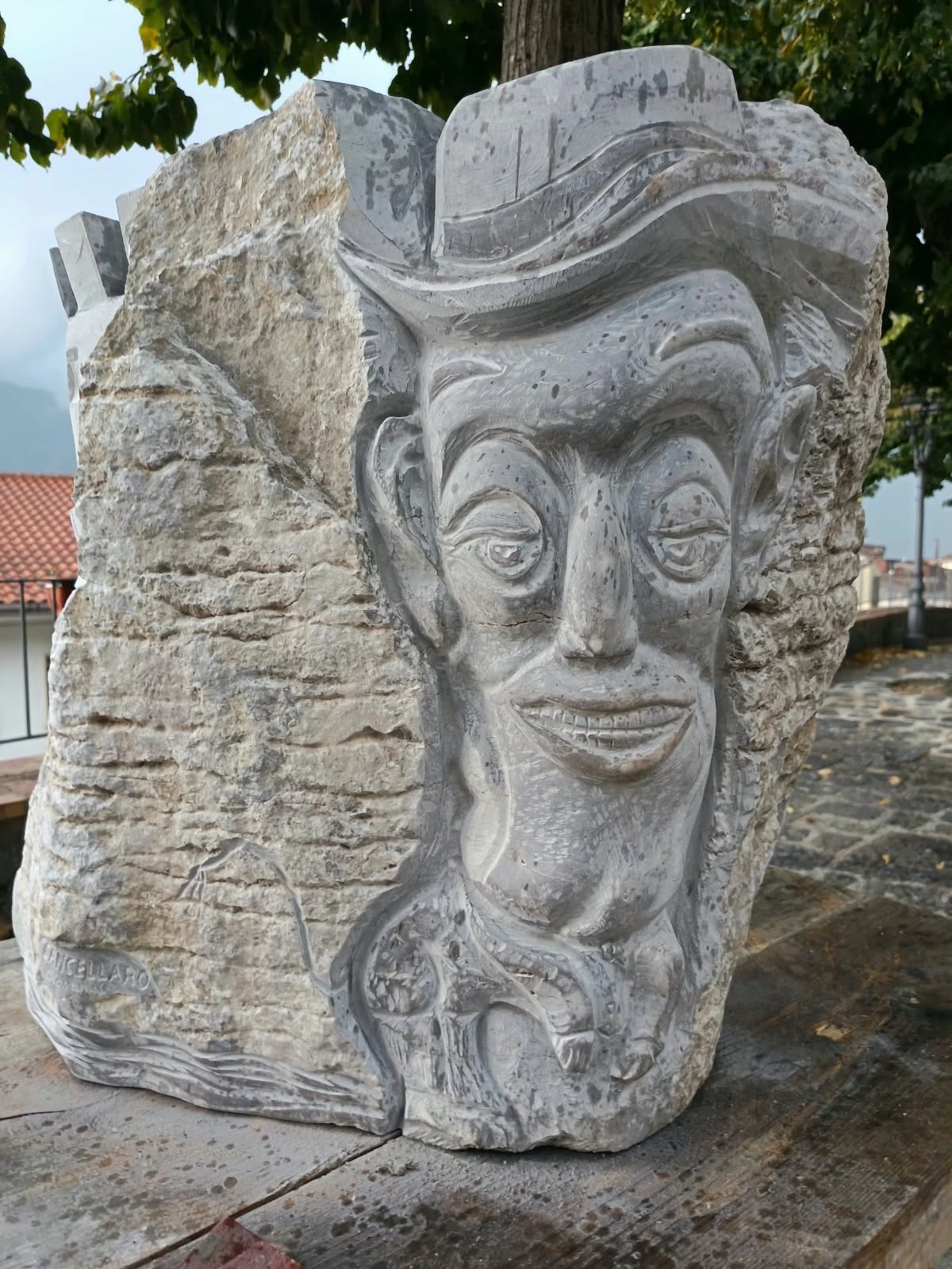 La forza di un sorriso di Giovanni Cancellaro: l’intera scultura ispirata a Totò, fotografata all’aperto