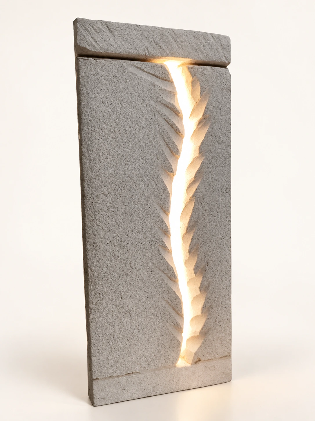 Varco di luce, lampada scultorea di Giovanni Cancellaro, su fondo neutro