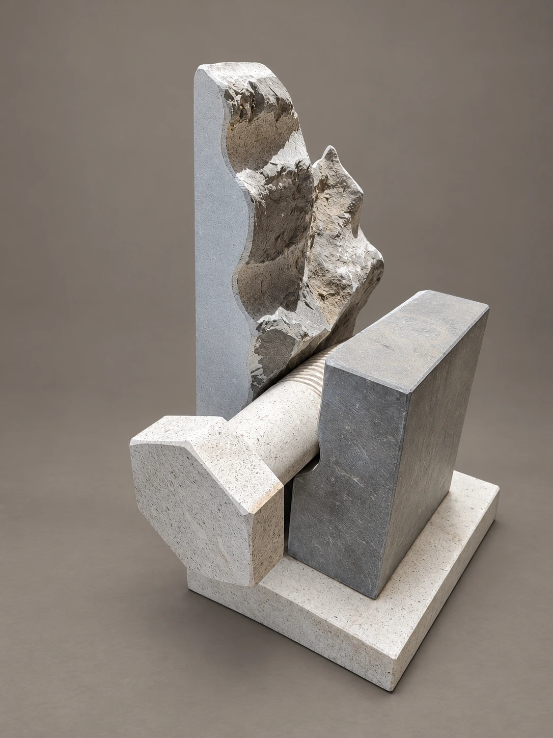 Vite filettata, scultura lapidea di Giovanni Cancellaro, fotografata su fondo tortora neutro