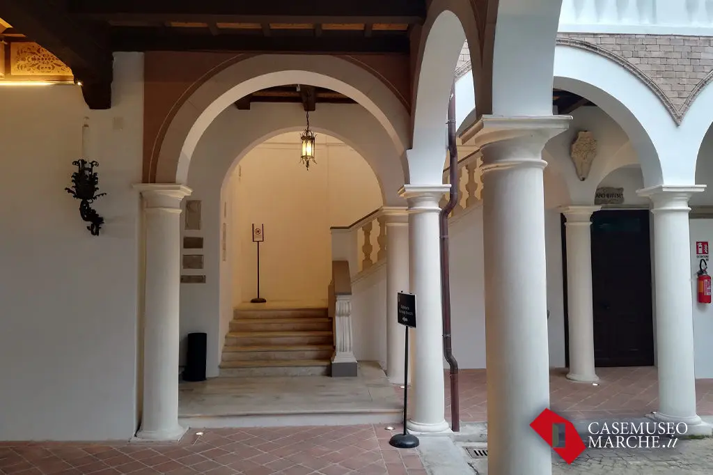 Cortile porticato del Palazzetto Baviera a Senigallia
